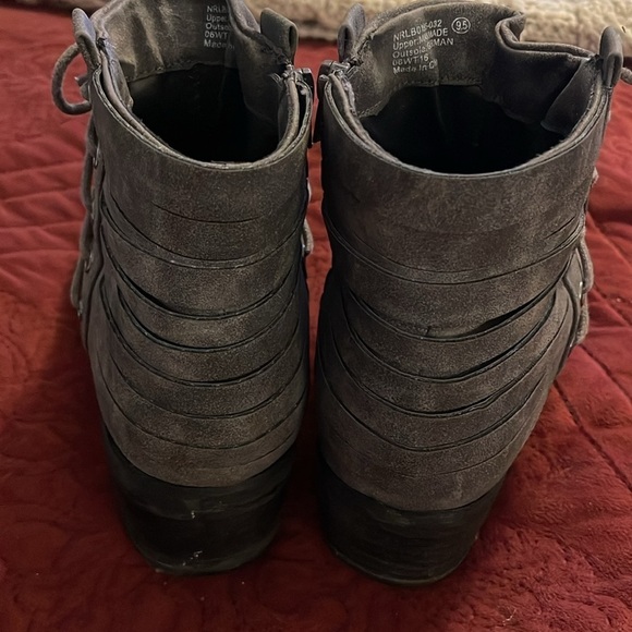 Women’s 9.5 ankle boots gray suede‎ feel. Side zipper lace up front for fit - Picture 3 of 8